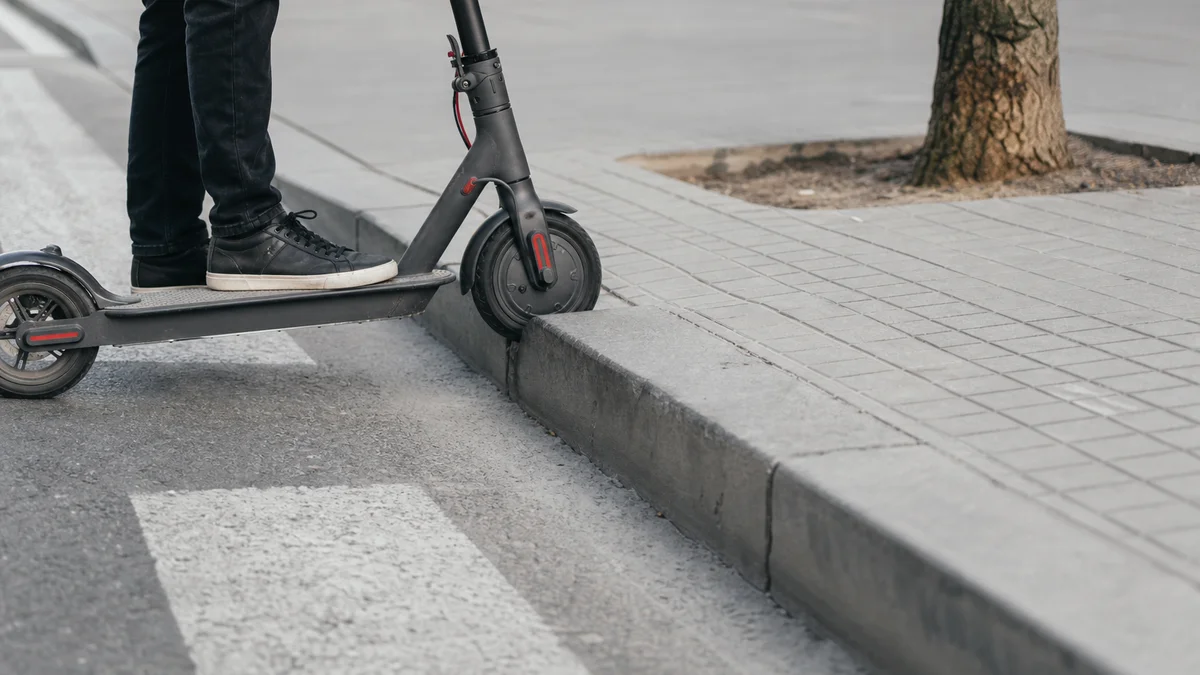 Patinete eléctrico por la acera: qué dice el nuevo reglamento